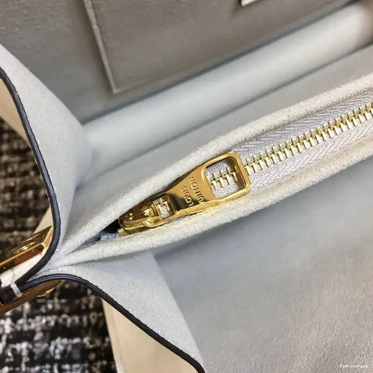 Fashionrepsfam ru 20B570231 Bags LV 0811